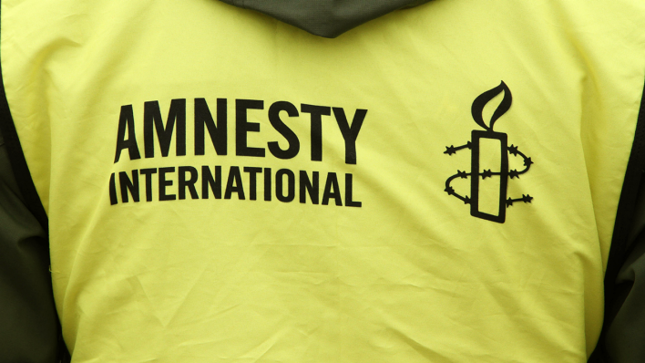 Logo von Amnesty International auf einem T-Shirt © imago/BildFunkMV
