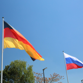Flaggen von Deutschland und Russland © imago images/BildFunkMV