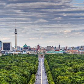 Blick auf das Zentrum von Berlin aus dem Tiergarten heraus © imago images/Westend61